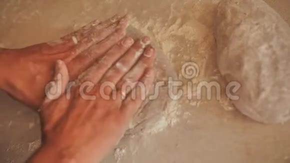 女性的手揉面团烘焙面包视频的预览图
