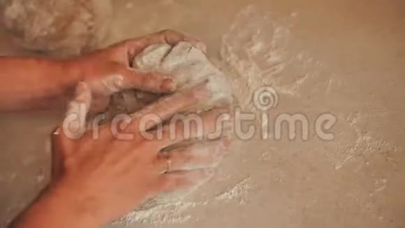 女性的手揉面团烘焙面包视频的预览图
