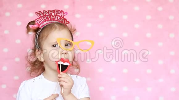 搞笑开心孩子过生日玩得开心笑特写肖像可爱女孩粉红色背景装饰和视频的预览图