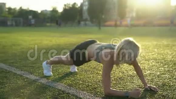 健身女子力量训练做足底运动视频的预览图