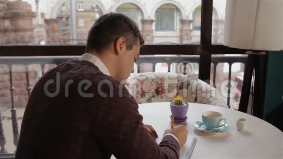 人们在咖啡馆里闻到咖啡的味道视频的预览图