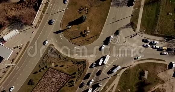 空中城市从上往下看街道交通4KUHD视频的预览图