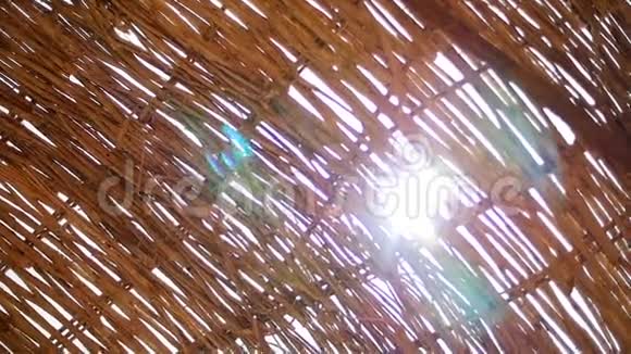太阳的光线穿过阳伞视频的预览图