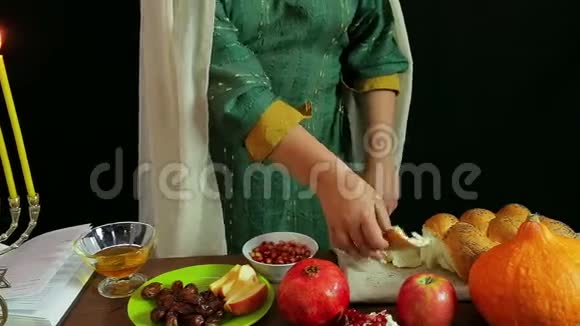 一个女人用她的手在蜂蜜中灌了一片哈拉视频的预览图