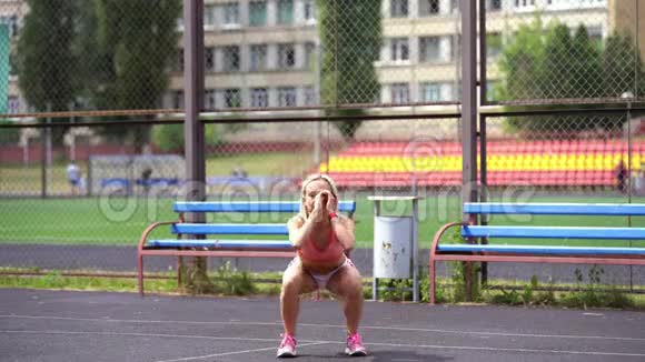 成年健身妇女在运动场上跳着步视频的预览图