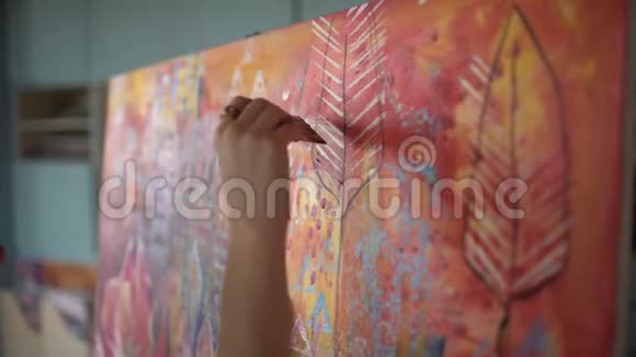 艺术家画了一幅画在手中的画笔特写4k视频的预览图
