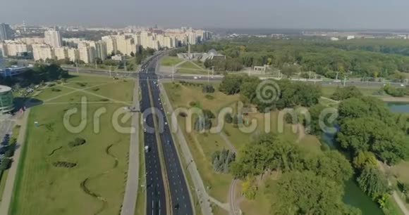 早上在白俄罗斯首都明斯克市十字路口移动汽车住宅房屋面积的鸟瞰图视频的预览图