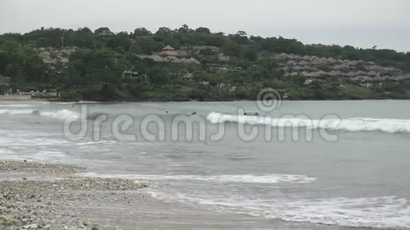 巴厘岛吉姆巴兰印度尼西亚海滩的全景红旗一个信号禁止洗澡因为大浪冲浪者乘坐冲浪板视频的预览图