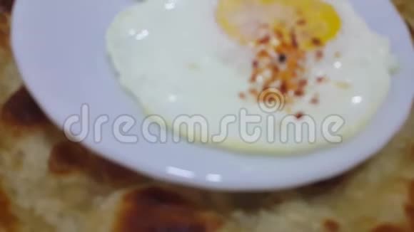 4白色盘子上煎蛋或蛋卷的K顶视图视频的预览图