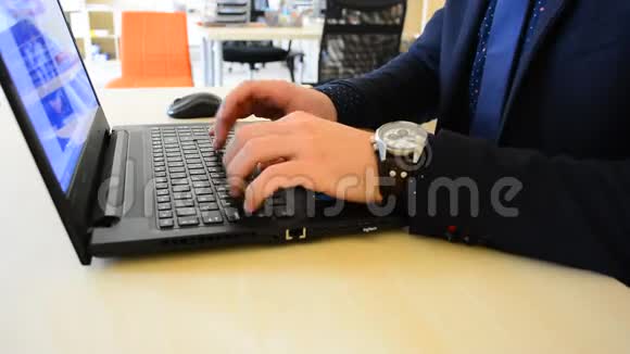 商人用键盘手夹起来双手触摸笔记本电脑键盘上的打字工作流程视频的预览图