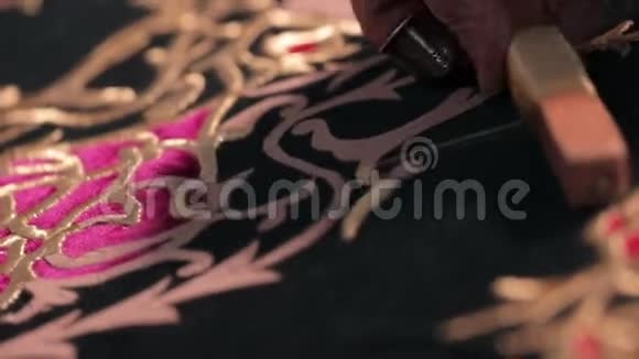 女人缝纫布料上的刺绣民间工艺视频的预览图