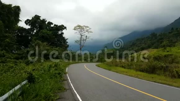 Bokor国家公园有热带雨林在果岭视频的预览图