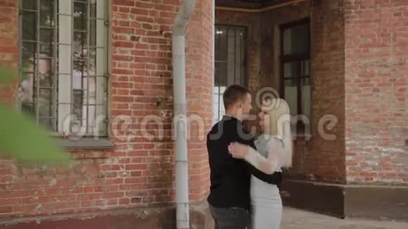 美丽的幸福夫妇在旧院里跳舞视频的预览图