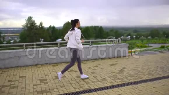 年轻女子参加体育活动她在去公园的路上跑步4千克视频的预览图