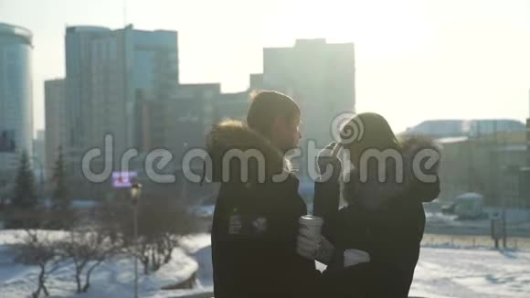 男人和女人在阳光明媚的冬日交谈视频的预览图