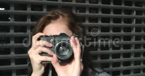 带着复古相机在街上拍照的青少年视频的预览图