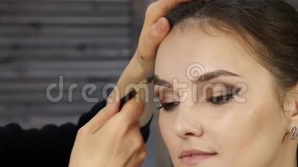 专业化妆师为美丽的客户画眉毛时尚界化妆品视频的预览图