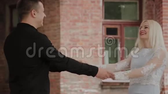 美丽的幸福夫妇在旧院里跳舞视频的预览图