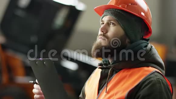 一位年轻漂亮的汽车机械师在汽车车间的肖像在服务的背景下他走进一个车库视频的预览图