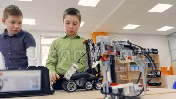 学校男生在工程学校实验室制作自制机器人视频的预览图