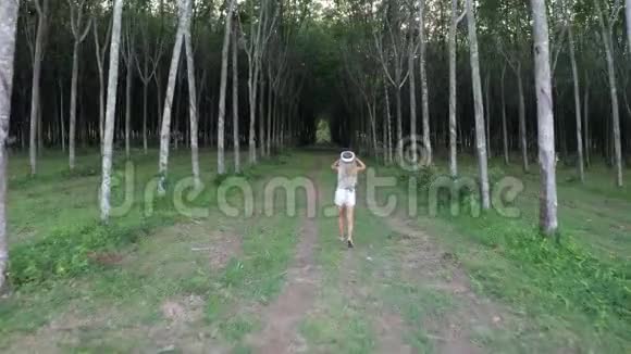 在森林里戴着VR眼镜的女人视频的预览图