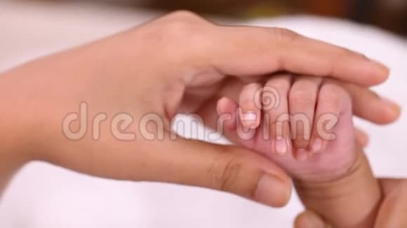 新生婴儿交在妈妈手里视频的预览图