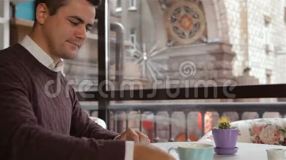 男人在咖啡馆喝咖啡视频的预览图