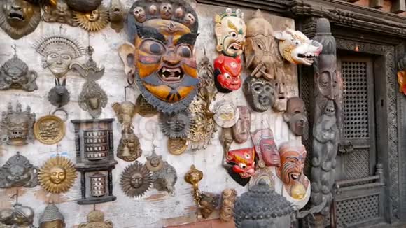 传统的彩色手工制作的木制面具和手工艺品在尼泊尔加德满都出售世界银行Durbar的纪念品商店视频的预览图