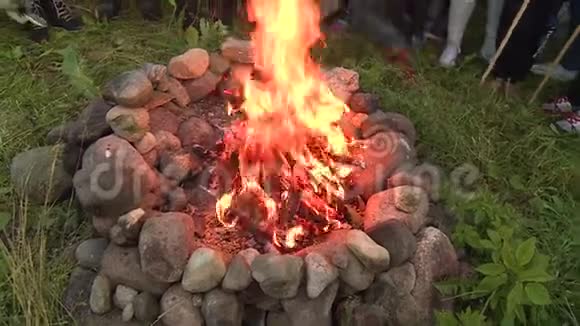 人们把谷物扔进壁炉火焰视频的预览图