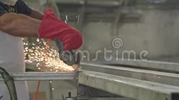 一名工人在金属车间使用带有火花的金属磨床缓慢移动视频的预览图