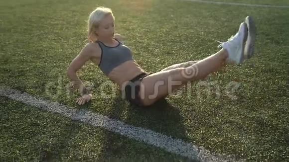 健身女子力量训练做足底运动视频的预览图