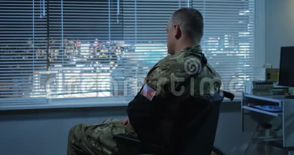 坐在轮椅上住院的士兵视频的预览图