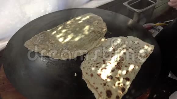 土耳其扁面包厨师准备了一个新的生火烧饼并把它放在锅里视频的预览图