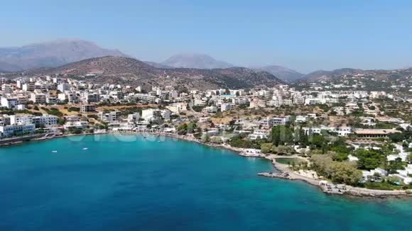 非常惊人的鸟瞰城市阿吉奥斯尼古拉奥斯希腊克里特岛视频的预览图