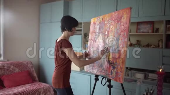 女艺术家在艺术工作室画一幅手的抽象画4千克视频的预览图