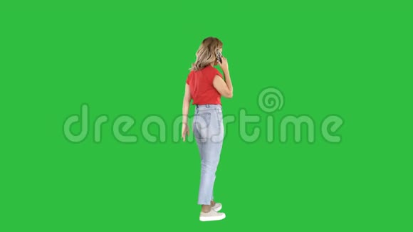 女性在休闲有一个电话绿色屏幕Chroma键视频的预览图