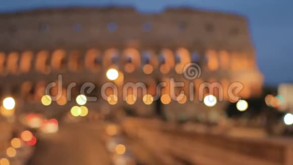 意大利罗马竞技场在罗马著名的世界地标附近的交通在晚上摘要模糊背景布卢姆视频的预览图