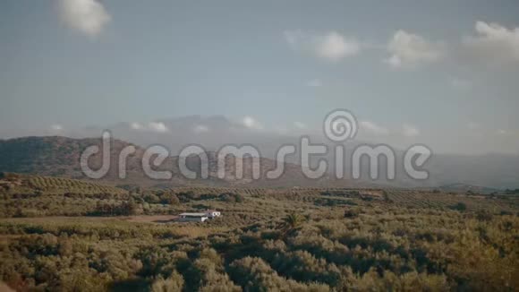 乡村远处看山谷村庄和山脉在多云的希腊克里特岛视频的预览图
