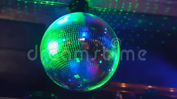 灯光秀拉泽秀夜店DJ派对人们享受音乐舞蹈的声音与五颜六色的光夜光俱乐部视频的预览图