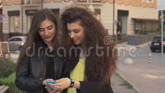 女性朋友在智能手机上看照片视频的预览图