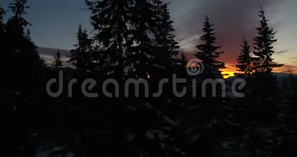 空中拍摄冬季山脉的橙色日落4k视频视频的预览图