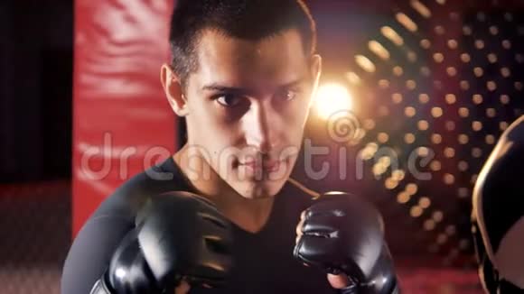 一个拳击手的脸两只手套都紧贴着它视频的预览图