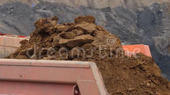 挖掘机装载自卸汽车车身慢动作4k60fps挖掘机正在近距离挖掘泥土视频的预览图