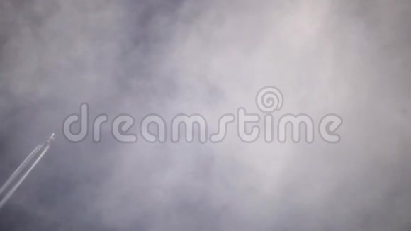 摄影用长焦镜头拍摄一架飞机在云层中高空飞行视频的预览图