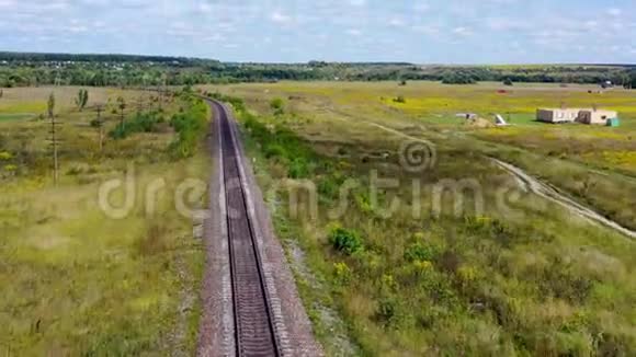 夏季阳光明媚的日子空直的单行铁路视频的预览图