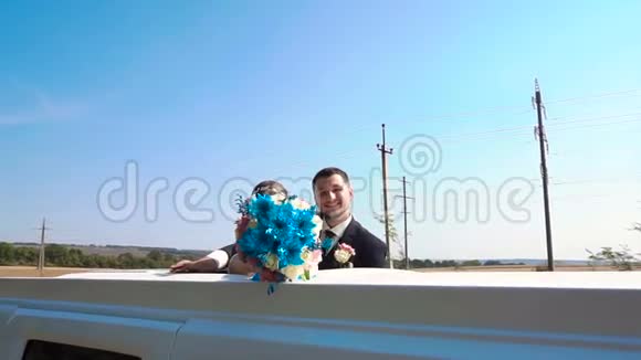 与新郎新娘一起慢动作乘坐豪华轿车视频的预览图