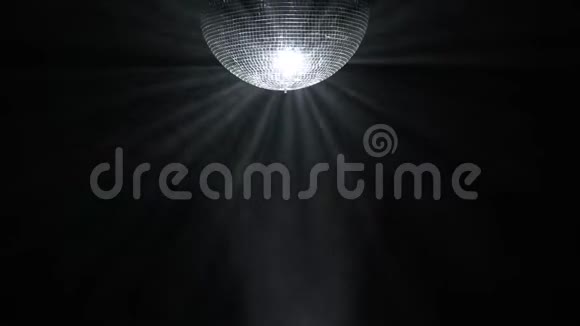 银色镜面迪斯科球在黑色空间中旋转视频的预览图