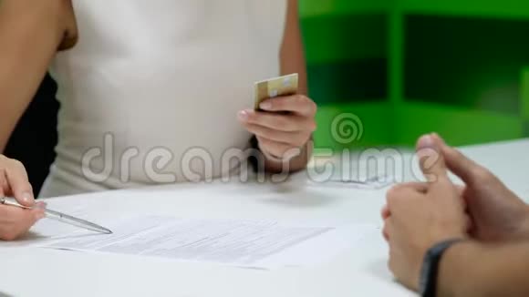 男子签署文件并领取信用卡视频的预览图