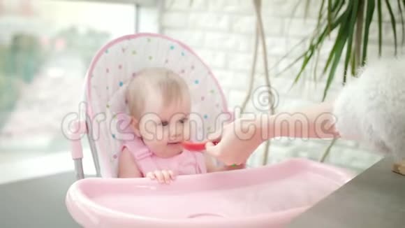 小宝宝品尝红辣椒母亲喂养婴儿健康食品视频的预览图