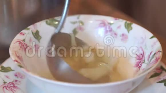 汤倒在碗里视频的预览图
